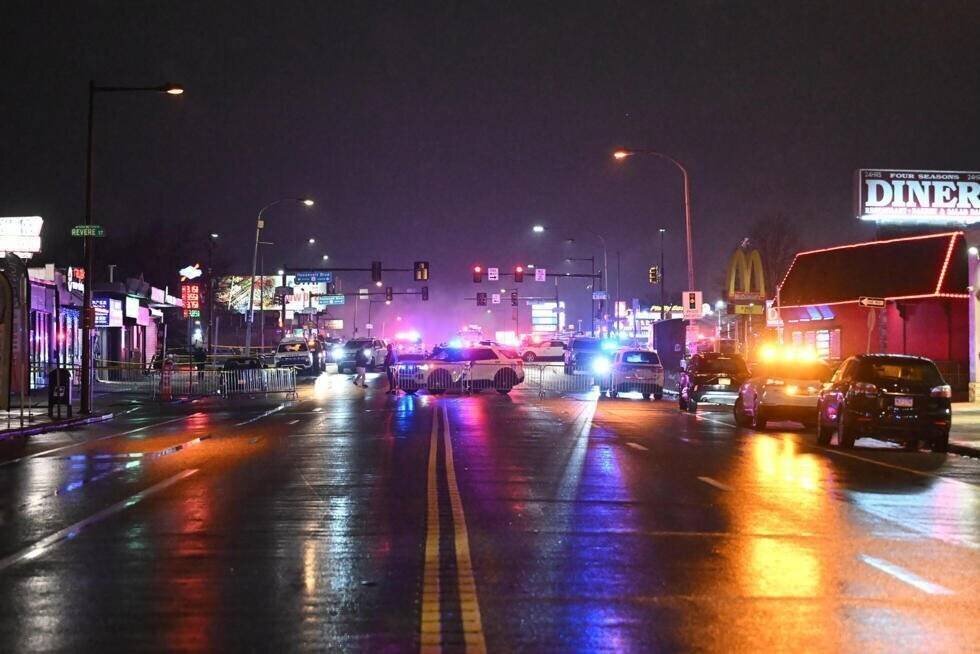 Des dizaines de travailleurs d'urgence sur le lieu de l'accident, à l'extérieur du Roosevelt Mall, un centre commercial dans le nord-est de Philadelphie.