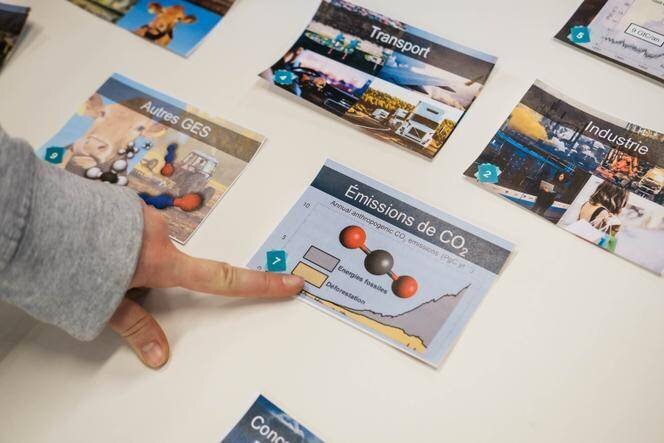 Des élèves du lycée Henri-Wallon de Valenciennes participent à un atelier de la Fresque du climat, le 22 janvier 2021.