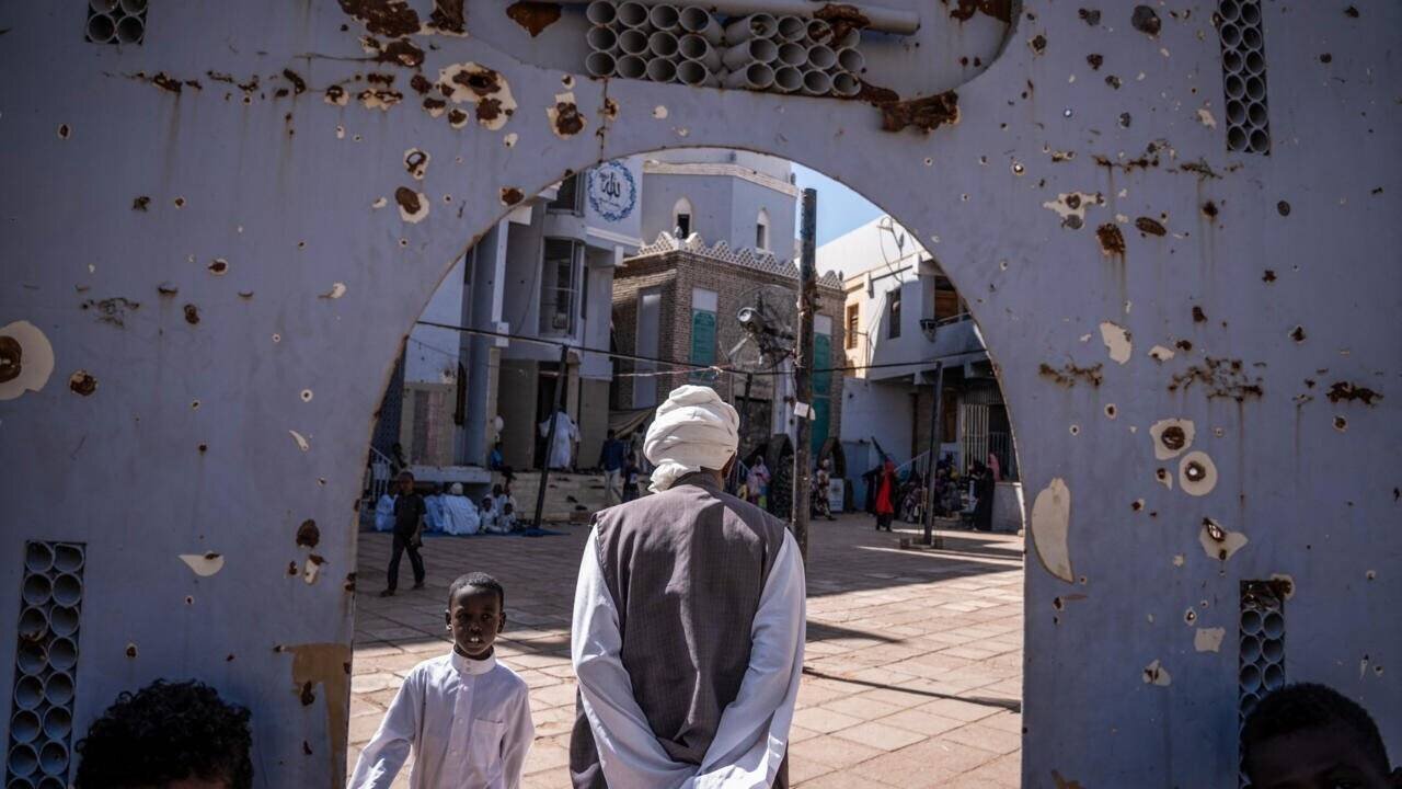 Un homme entre dans la cour d'une mosquée dévastée par la guerre à Omdourman, au Soudan, le 1er novembre 2024.