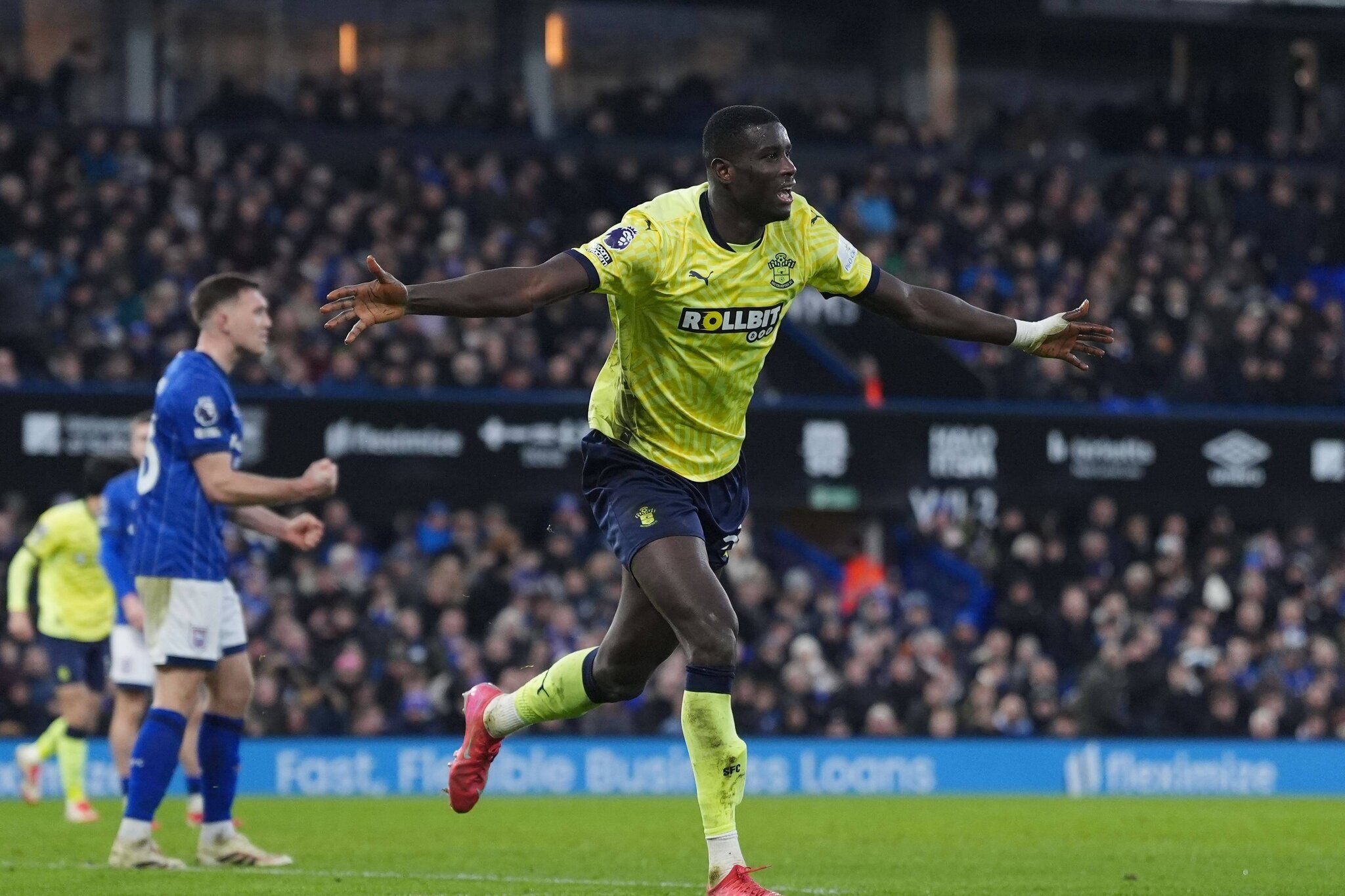 Paul Onuachu célèbre son but décisif pour Southampton.