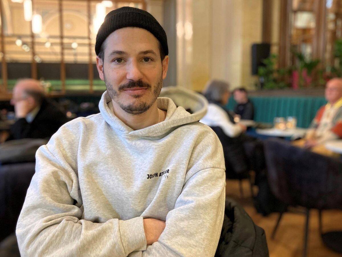 Marc Werner dans un café