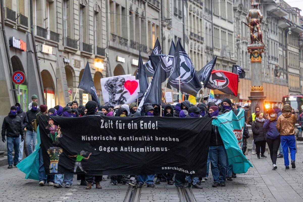 Protest à Berne contre l'antisémitisme, avec des banderoles et des drapeaux.