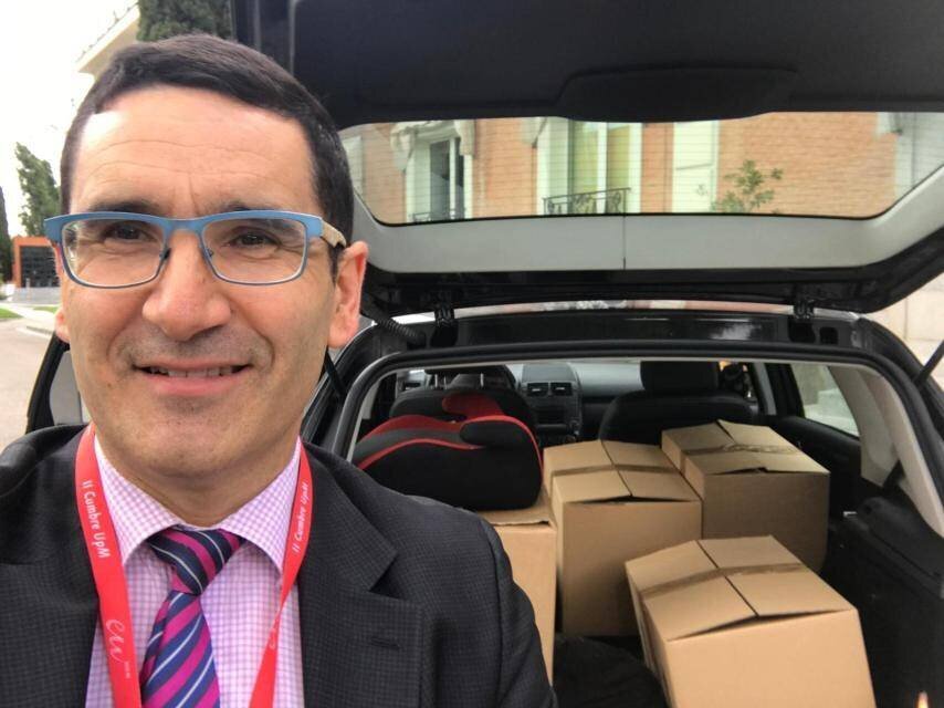 Toni Simón, llevándose sus cosas en cajas de Moncloa tras la moción de censura.