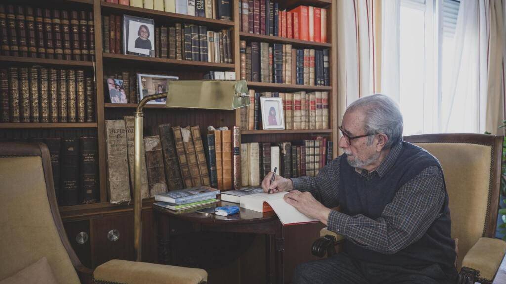 Juan Antonio Ortega, dédiant des livres à sa bibliothèque.