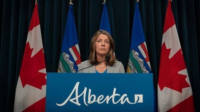 Danielle Smith en conférence de presse.