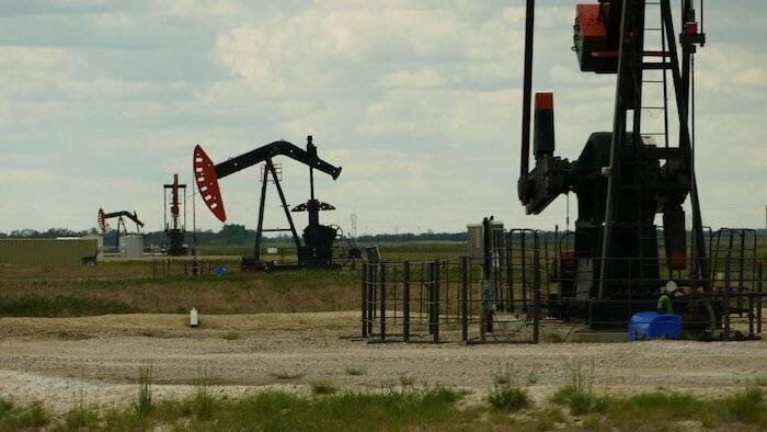 Pompe à huile dans un champ en Saskatchewan.