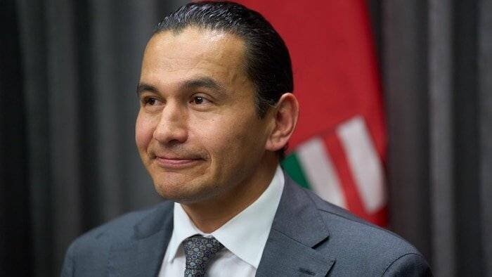 Wab Kinew lors d'une conférence de presse.