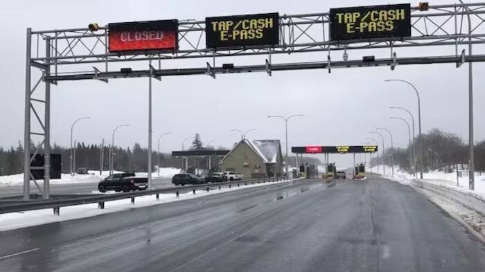 Un poste de péage sur une autoroute.