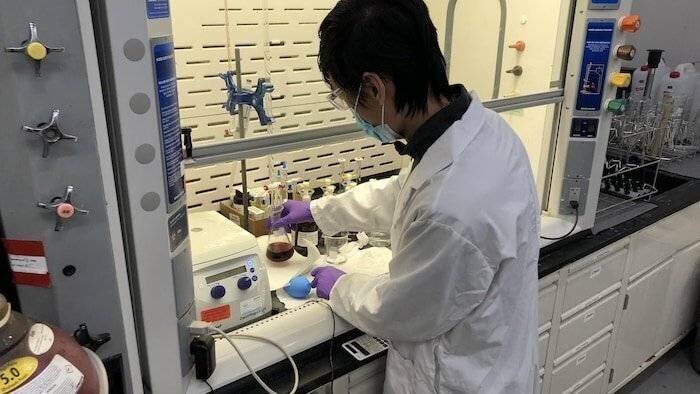 Un employé de Biovectra dans un laboratoire.