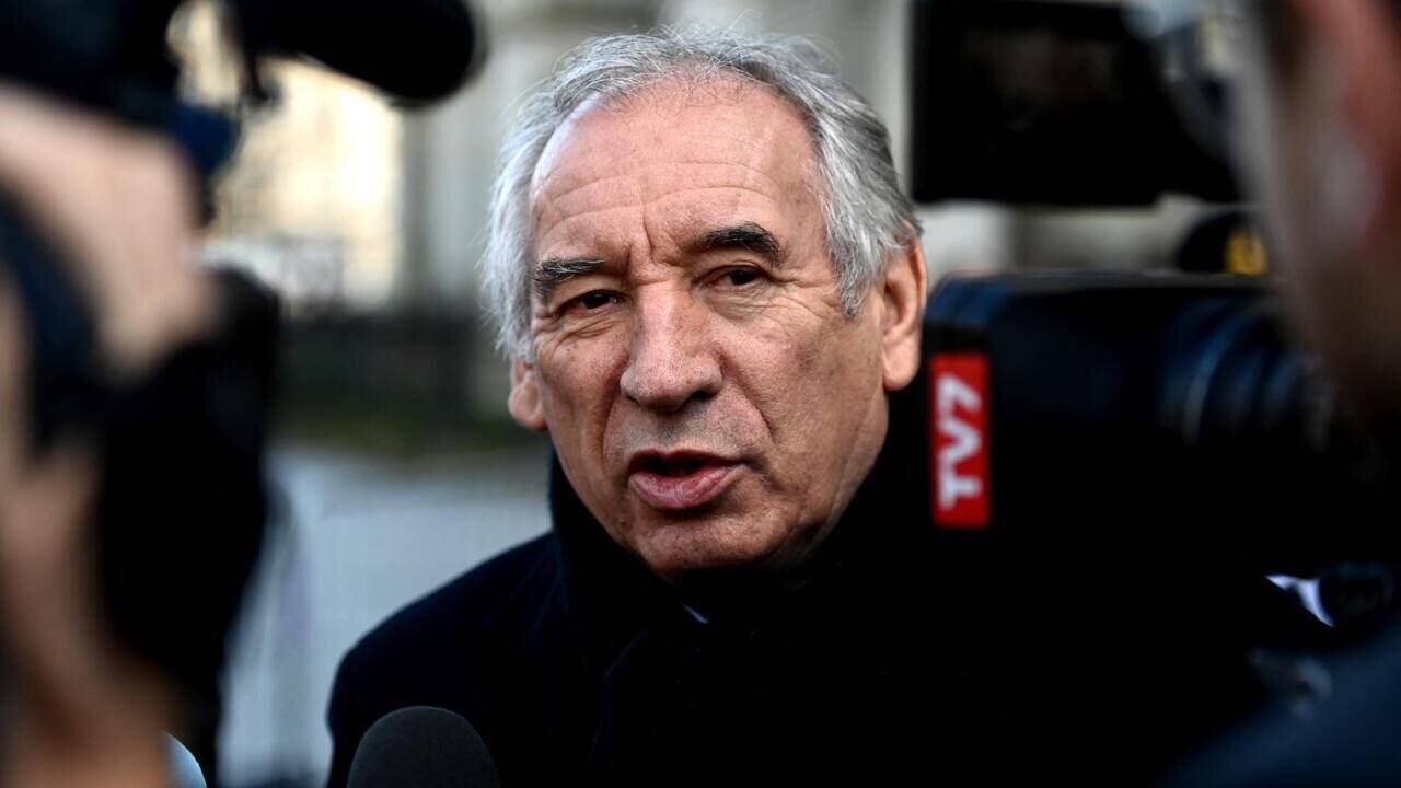 Le Premier ministre français François Bayrou parle à la presse après la cérémonie funéraire de l'ancien maire de Bordeaux, Nicolas Florian, le 31 janvier 2025.