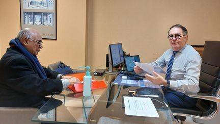 Le professeur Boitard, 73 ans, lors de sa toute première consultation dans le nouveau centre de santé Odon Vallet à Paris. (SOLENN LE HEN / RADIO FRANCE)