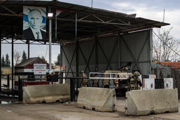 Soldats russes à l'entrée d'une base militaire en Syrie