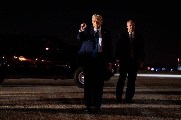 Trump arrive à l'aéroport de Palm Beach
