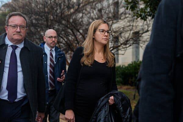 Danielle R. Sassoon, procureure fédérale intérimaire, marchant avec des hommes en costume.