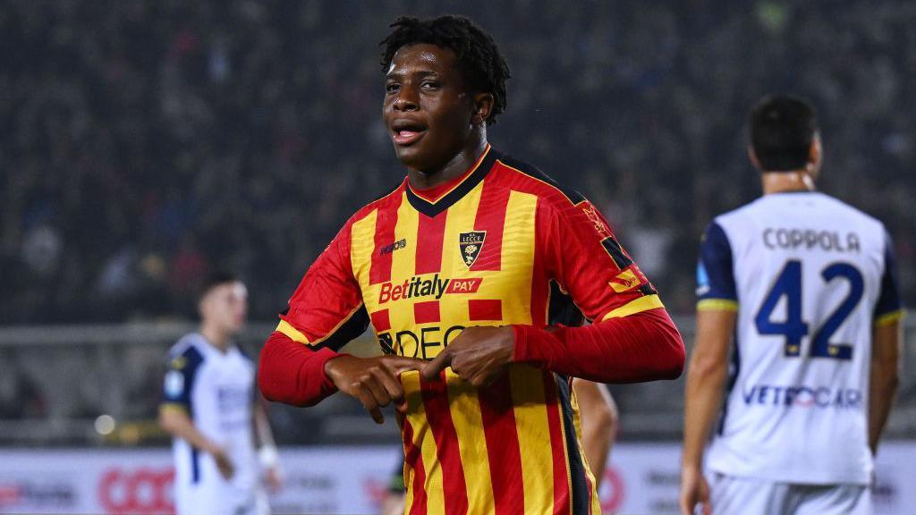Patrick Dorgu célèbre lors d'un match avec Lecce