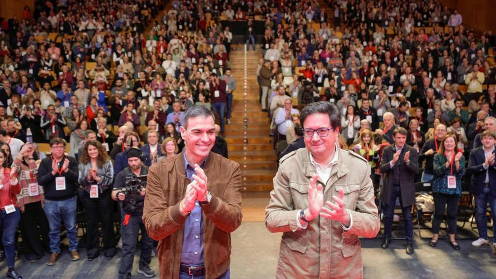 Pedro Sánchez et Óscar López, en le Congrès régional de Madrid.