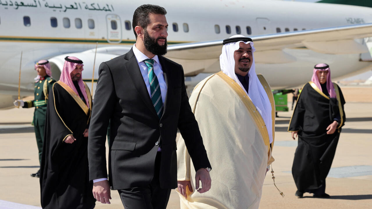 Le président intérimaire de la Syrie, Ahmed al-Charaa est reçu par le prince Mohammed bin Abdulrahman bin Abdulaziz, gouverneur adjoint de la région de Riyad, à son arrivée en Arabie saoudite.