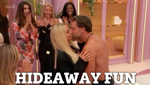 Gabby Allen topless en denim