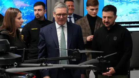 Sir Keir Starmer et le président ukrainien Volodymyr Zelensky lors d'une présentation de drones militaires ukrainiens.
