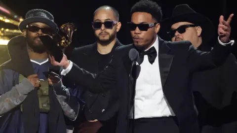 Knxwledge et Anderson .Paak acceptant leur prix