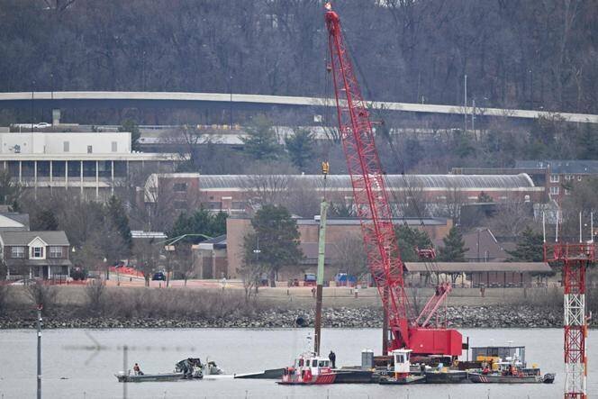 Un navire-grue sur le site des recherches après la collision aérienne entre un avion et un hélicoptère, à Arlington (Virginie), le 2 février 2025.