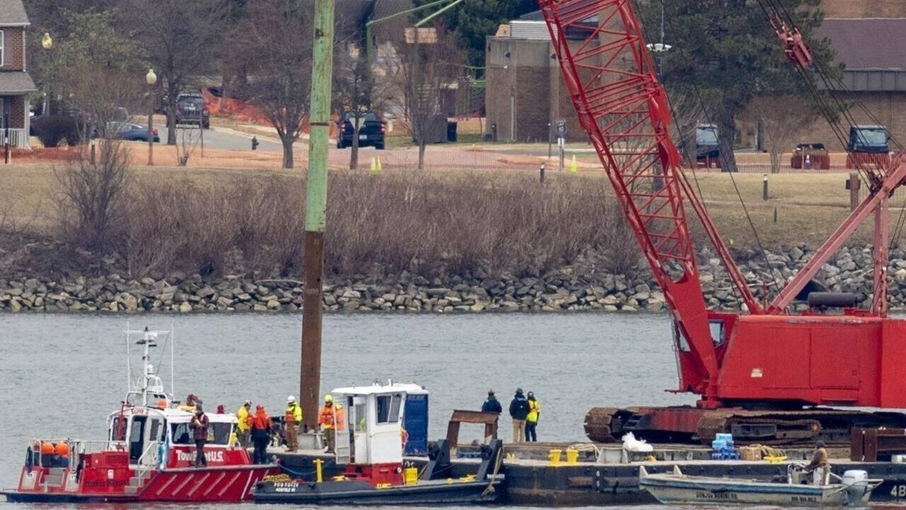 Une grue se met en place sur la rivière Potomac pour récupérer les corps après la collision entre un avion et un hélicoptère militaire à Arlington, en Virginie, dimanche 2 février 2025.