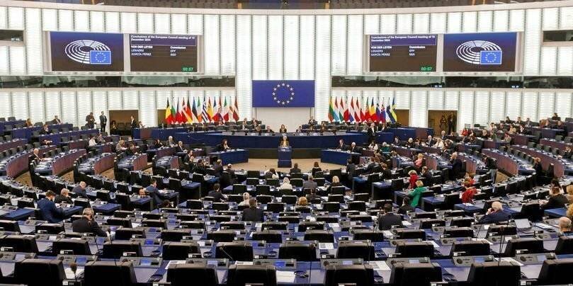 La législation vise « à soutenir le développement d’une IA digne de confiance », explique la Commission européenne.