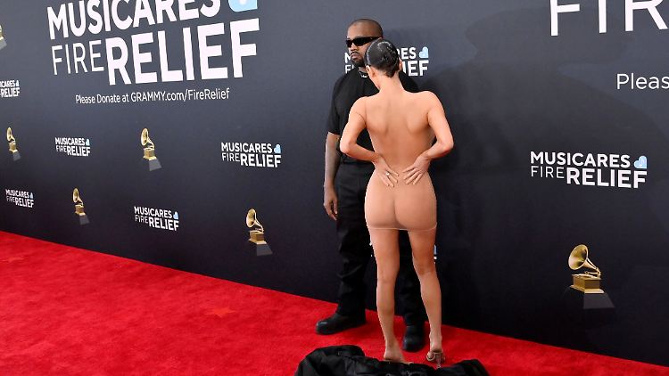 Bianca Censori en robe transparente aux Grammys