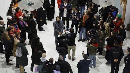 Adèle Haenel entourée de ses soutiens au tribunal judiciaire de Paris, lundi 3 février 2025. (GEOFFROY VAN DER HASSELT / AFP)