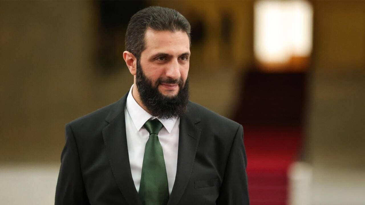 Ahmed al-Sharaa, président intérimaire syrien, lors de l'arrivée du ministre espagnol des Affaires étrangères au palais présidentiel à Damas, le 16 janvier 2025.