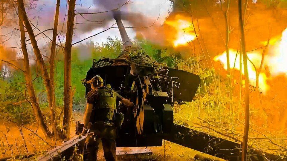 Un soldat russe tire avec un obusier Msta-B