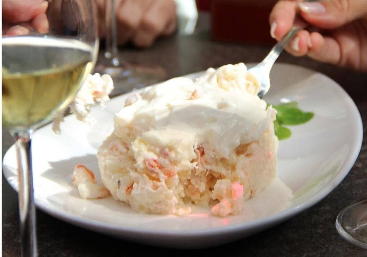 La ensaladilla de gambas, une des tapas emblématiques de Becerrita