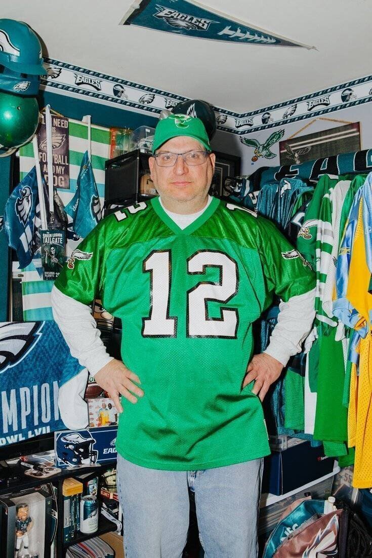 Dave Bergner avec sa collection de maillots des Eagles