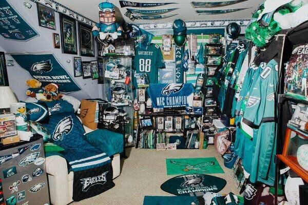 La chambre de Dave Bergner remplie d'objets des Eagles