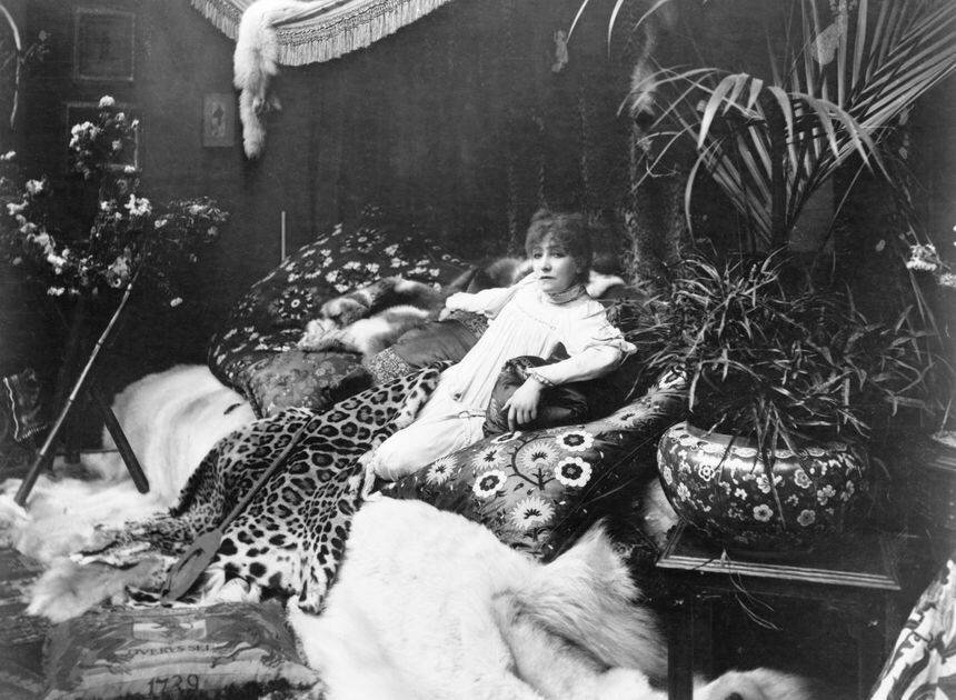 Sarah Bernhardt dans son salon