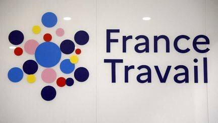 Un logo de France Travail au siège de l'agence, le 4 février 2025, à Paris. (LUDOVIC MARIN / AFP)