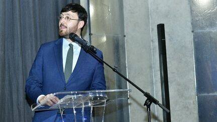 Gaëtan Bruel lors d'un débat entre les autrices Annie Ernaux et Kate Zambreno, le 10 octobre 2022, à New York. (EUGENE GOLOGURSKY / GETTY IMAGES NORTH AMERICA / AFP)