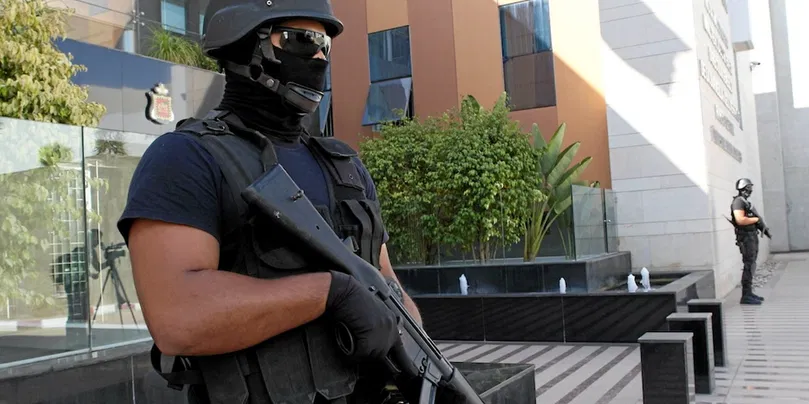 Des membres de l’unité spéciale antiterroriste marocaine gardent le siège du Bureau central d’investigations judiciaires à Salé, près de Rabat, au Maroc, le mardi 19 septembre 2017.