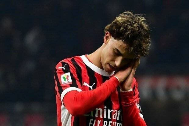 Joao Félix de l'AC Milan avec les mains sur le visage.