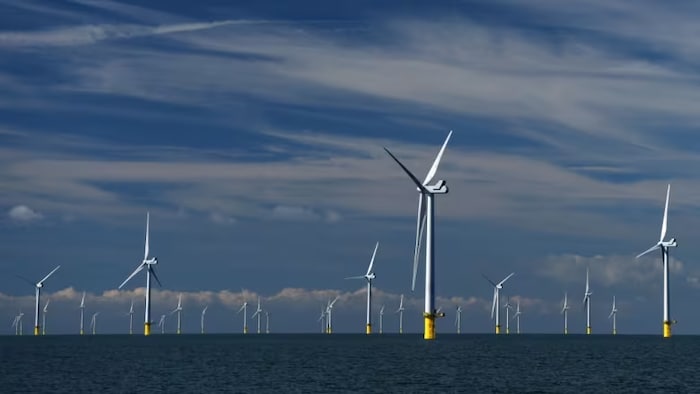 Un parc éolien en haute mer.