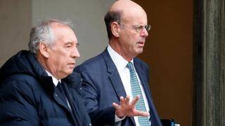 Le ministre de l’Économie Éric Lombard, ici avec François Bayrou, a annoncé la suspension de la mesure sur la TVA.