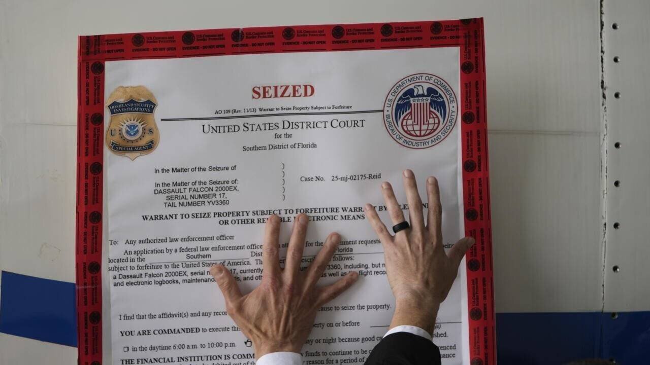 Un panneau 'saisi' est placé sur un avion du gouvernement vénézuélien en présence du secrétaire d'Etat américain Marco Rubio, à Saint-Domingue, en République dominicaine, le 6 février 2025.