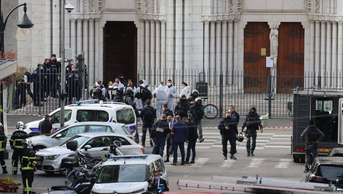 Des membres du RAID devant la basilique Notre-Dame de Nice après l'attaque au couteau.