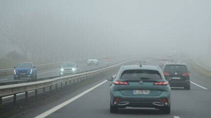 Des voitures circulent sur l'A71 en direction de Montluçon (Allier), le 26 décembre 2024. (MAXIME FRAISSE / HANS LUCAS / AFP)