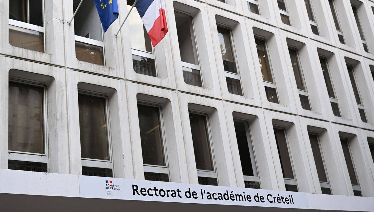 Le rectorat de l'académie de Créteil a suspendu trois surveillants après le tabassage d'un adolescent de 15 ans devant le collège Angela-Davis de Bobigny.