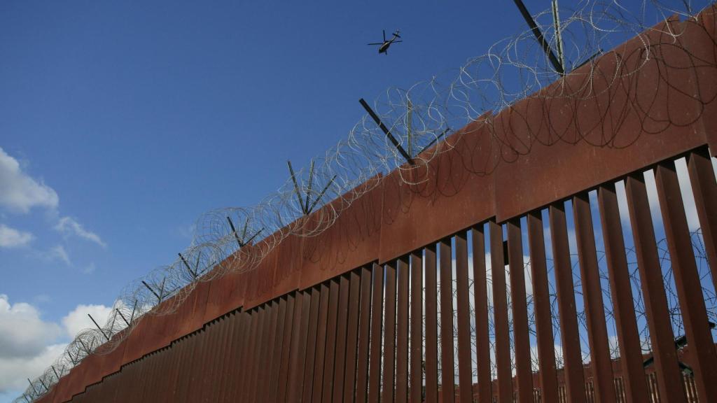 Así ha quedado el muro tras la instalación del alambre de púas.
