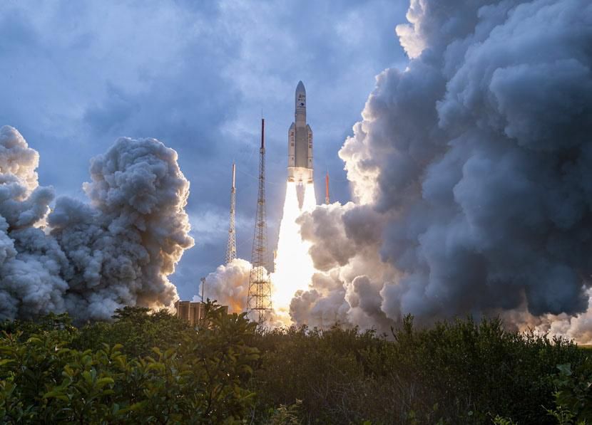 Lancement de la fusée Ariane-5 avec le télescope spatial James-Webb
