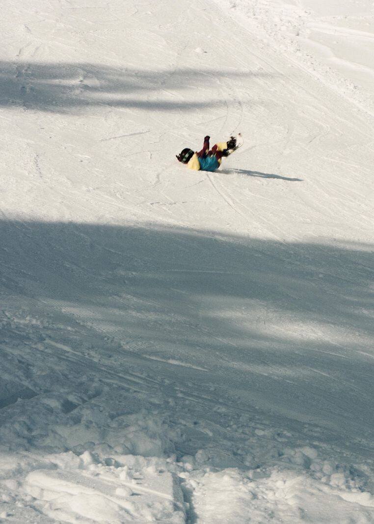 Le fils d'Ursina est tombé et roule dans sa combinaison colorée.