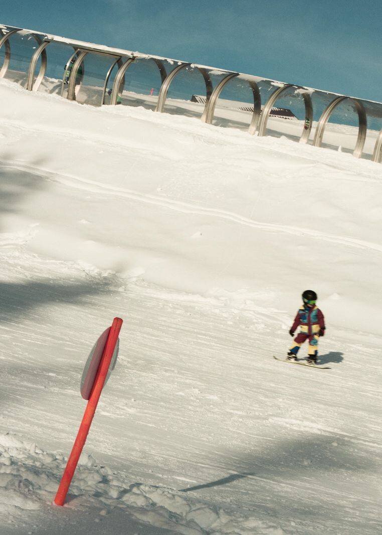 Le plus jeune fils d'Ursina glisse sur sa planche.