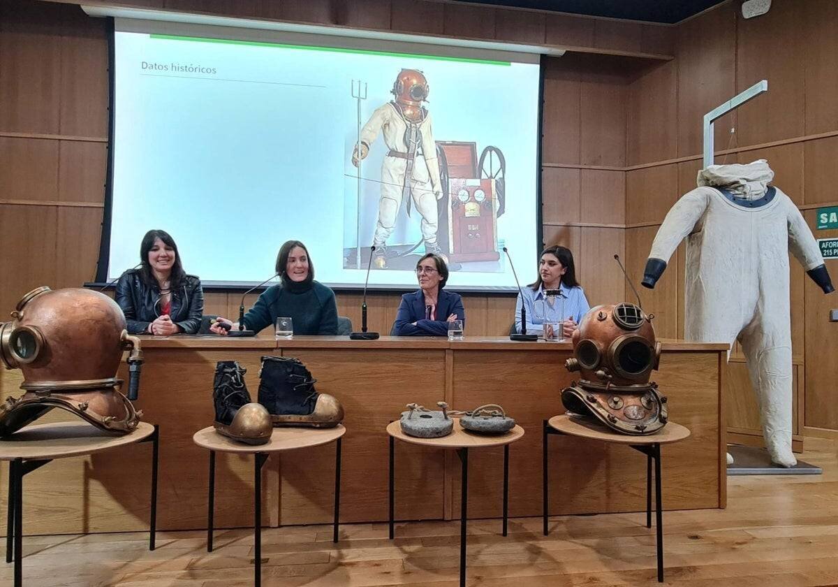 L'équipe restauratrice présente l'escafandre trouvée